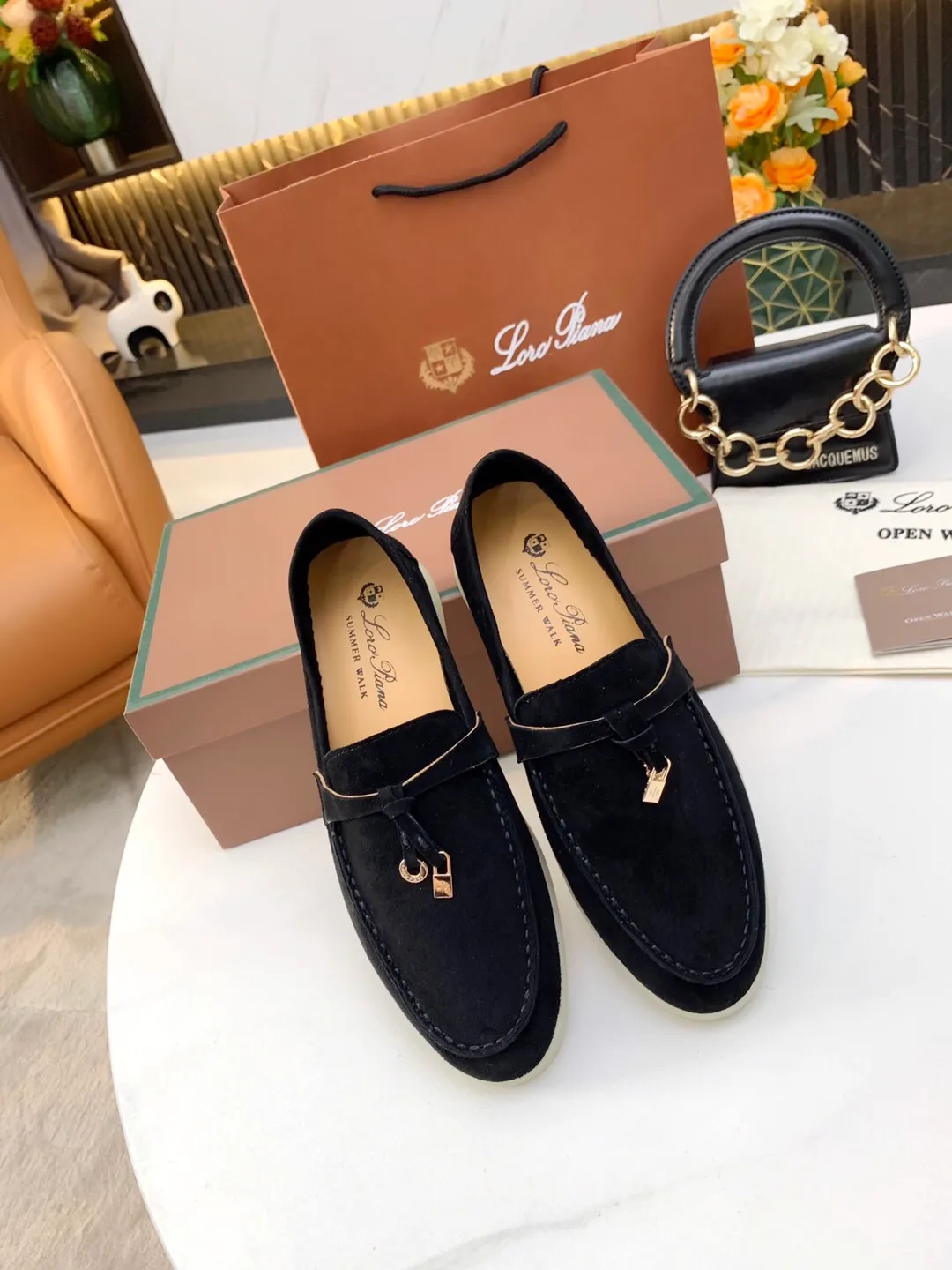 👟👟Ex-factory price👟👟Ex-factory price 480👟👟 Women's shoe factory Loro 👟👟Ex-factory price iana founded the existing Loro 👟👟Ex-factory price iana company on April 24, 1924. It is now the sixth generation of family business, providing the best quality products to customers who are discerning about taste and quality. Imported original fabrics. Imported Sheep Beijing, made of plain calfskin lining. Hand-sewn thread. Original packaging. Size: Women's 35-42, Men's 38-45, Women's 41/42, Men's 38/45. Customized and non-returnable.